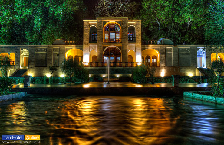 جاهای دیدنی کرمان؛ معرفی باغها، کویرها و جذابیتهای کرمان 1 تصویری از باغ شازده ماهان در دل شب از جاهای دیدنی کرمان