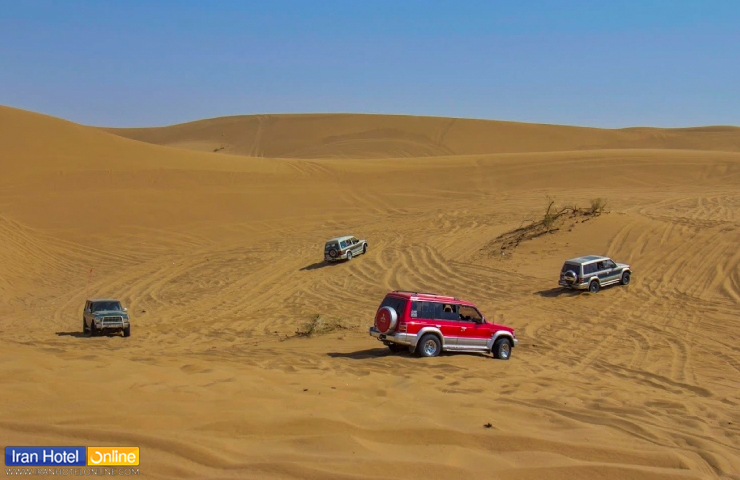 تصویری از خودروهای آفرودی که برای تفریح و مسابقه به دل کویر طبس زده‌اند