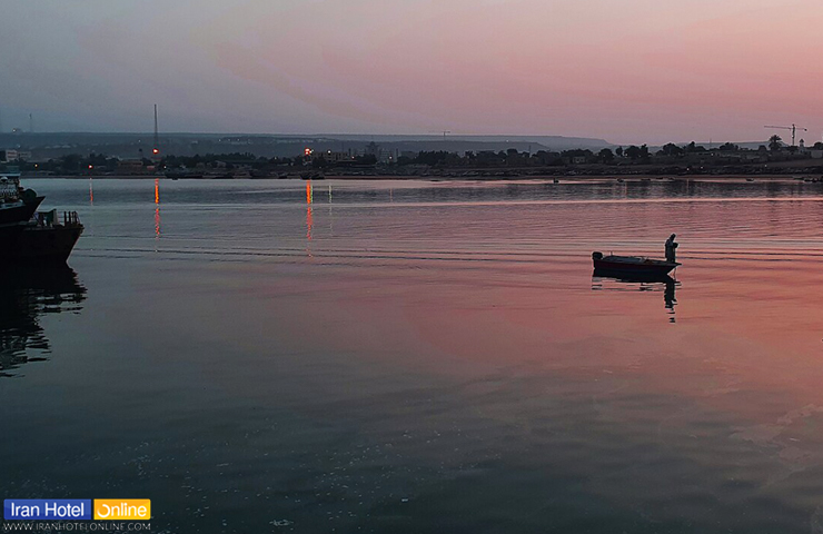 غروب زیبای ساحلی تیس و قایق‌هایی که به ساحل نزدیک می شوند