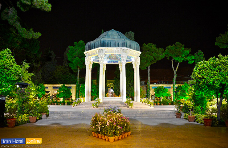 مقبره حافظ شیرازی در شب بهاری شیراز