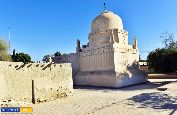 عکسی از گنبد و ساختمان سفید رنگ سید رسول از مکان های دیدنی چابهار