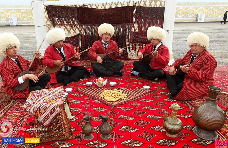 جاهای دیدنی ترکمن صحرا گلستان، دشتهای سرسبز و خیال انگیز! 29 مردان ترکمن نشسته بر فرش اصیل در حال نواختن موسیقی محلی