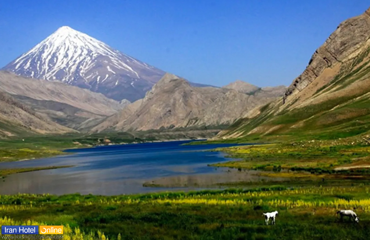 عکسی از دریاچه دو خواهران با پس زمینه‌ای از دماوند