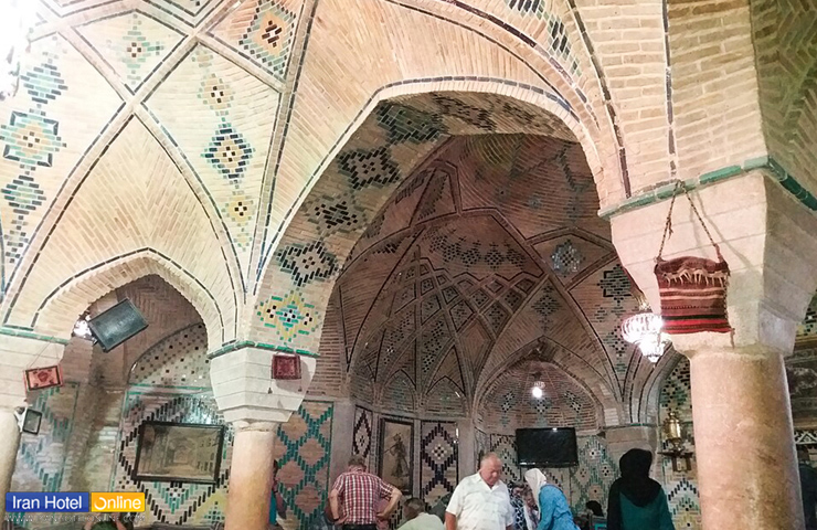 جاهای دیدنی کرمان؛ معرفی باغها، کویرها و جذابیتهای کرمان 15 تصویری از معماری باشکوه سقف و دیوارهای حمام وکیل با آجرکاری و کاشیکاریهای هنرمندانه