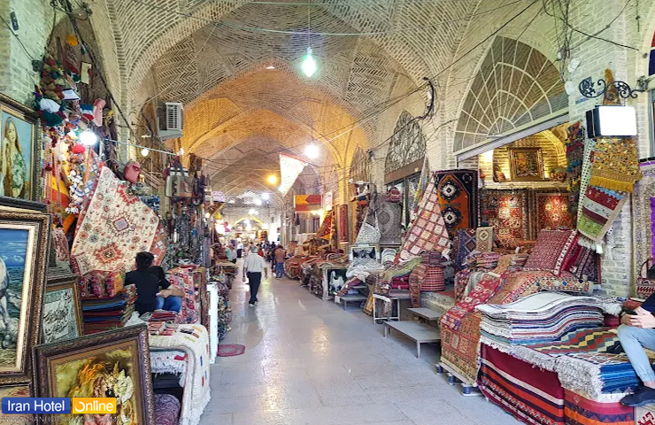 تصویری از بازار سنتی وکیل با معماری باشکوه و مشتریانی که مشغول بازارگردی هستند