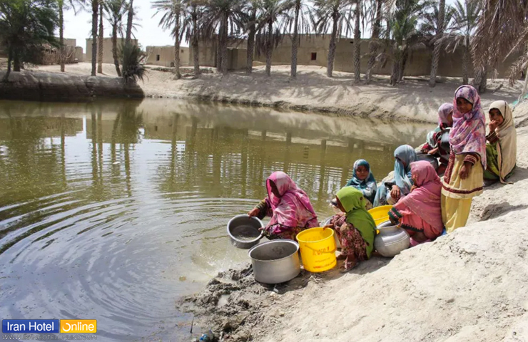 تصویری از دختران نشسته بر کنار رودخانه در روستای شیرگواز
