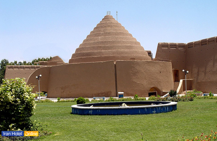 جاهای دیدنی کرمان؛ معرفی باغها، کویرها و جذابیتهای کرمان 24 بنای تاریخی گنبد مویدی کرمان و فضای سبز اطراف آن