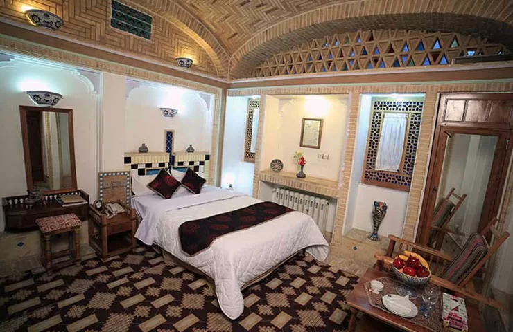 مقایسه هتل صفائیه و هتل باغ مشیرالممالک یزد