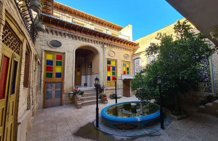 حیاط هتل سنتی نیایش شیراز