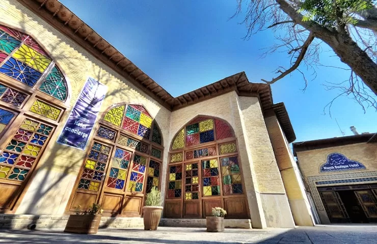 محوطه و ورودی هتل سنتی نیایش شیراز
