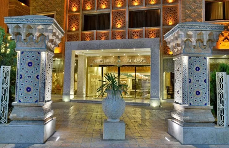 ورودی هتل زندیه شیراز 