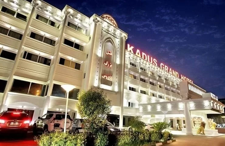 نمای ساختمان هتل کادوس رشت در شب