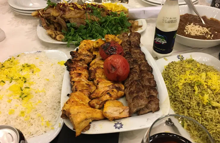 سرو غذا در رستوران هتل پردیسان مشهد