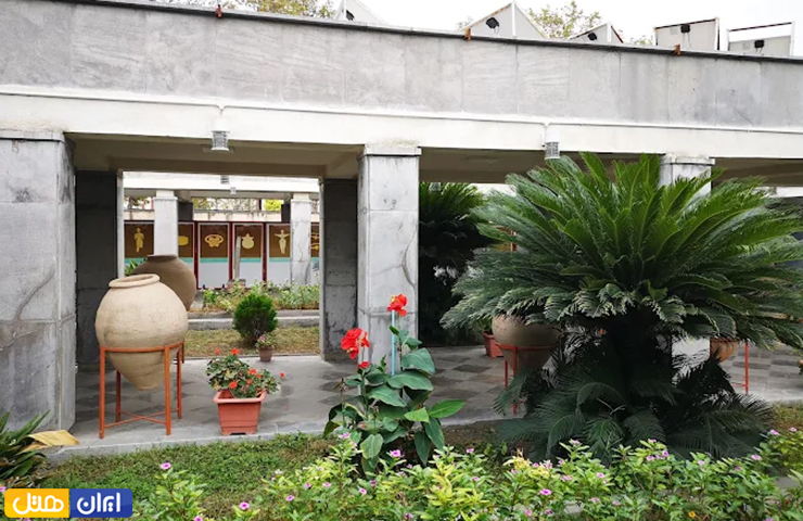 جاهای دیدنی گرگان؛ بهترین جاذبه های طبیعی و تاریخی گرگان 23 عکسی از محوطه موزه باستان شناسی و اشیا چیده شده در آن در فصل بهار