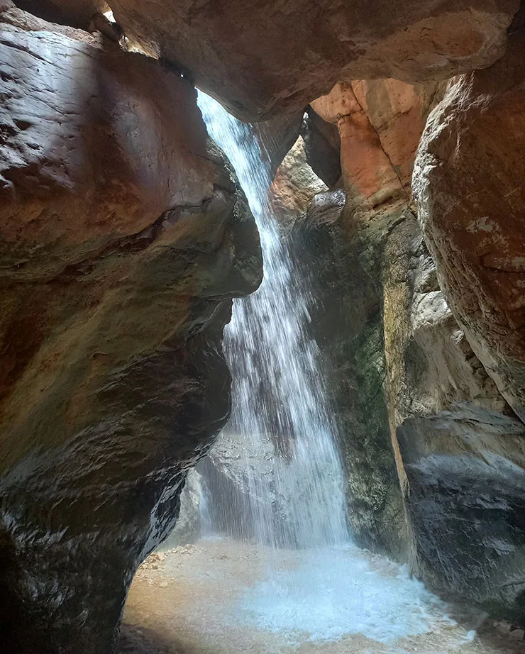 سرازیر شدن آب در آبشار مجن 