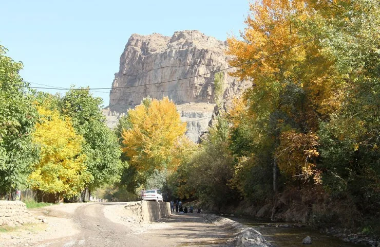 رودخانه جاری شده از آبشار روستا آل