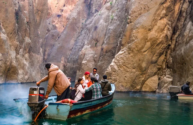 دسترسی به تنگه قاسمی با قایق