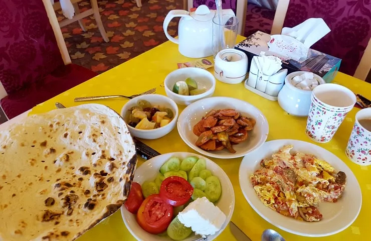بوفه صبحانه گرم هتل چمران شیراز