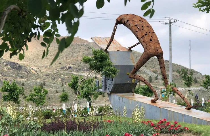 مجسمه هنری در کوه پارک مشهد