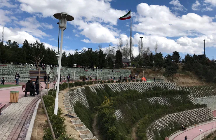 پیک‌نیک خانوادگی در فضایی دنج در بوستان پرواز 