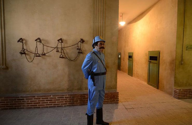 مجسمه پاسبان در زندان قصر 