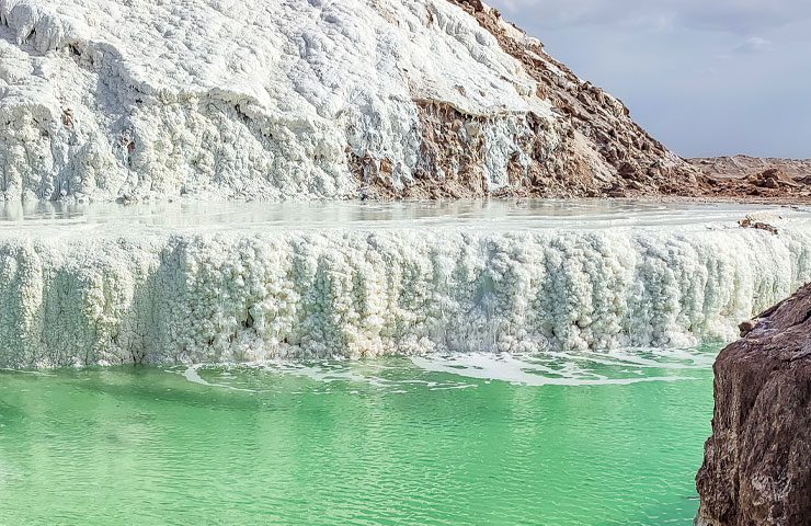 رودخانه جاری شده از آبشار نمکی 