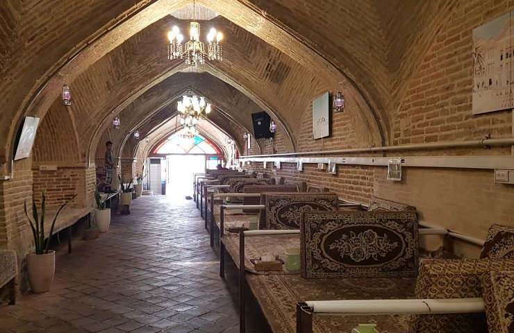 فضای داخلی رستوران سنتی کاروانسرای سنگی