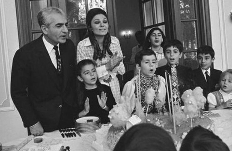عکس خانوادگی رضا شاه و فرح در کاخ سعد آباد
