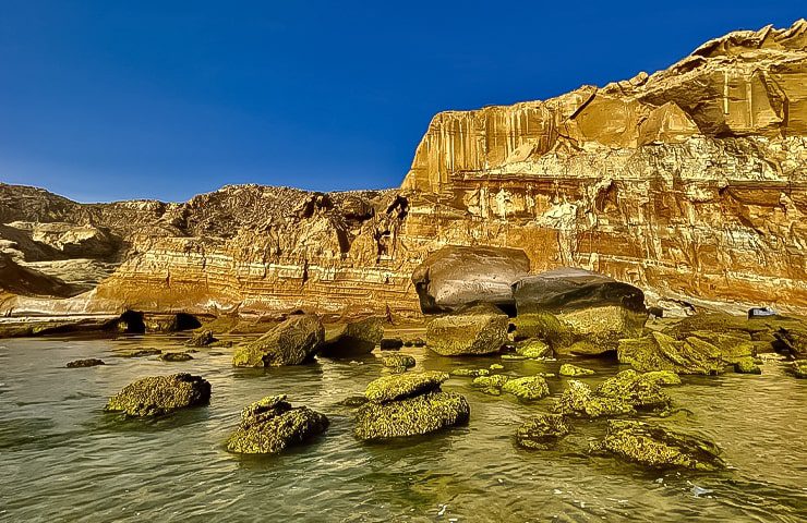 صخره های سنگی ساحل بنود 