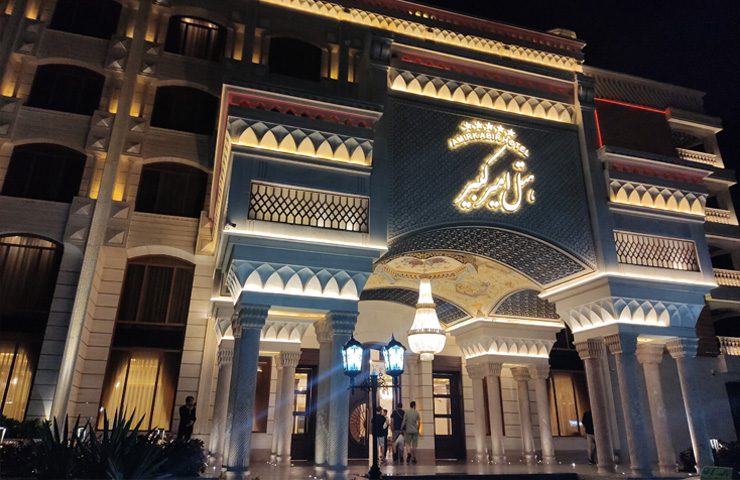 نمای بیرون هتل امیرکبیر در شب