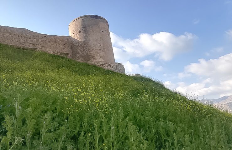 نمای بیرونی قلعه تاریخی تل 
