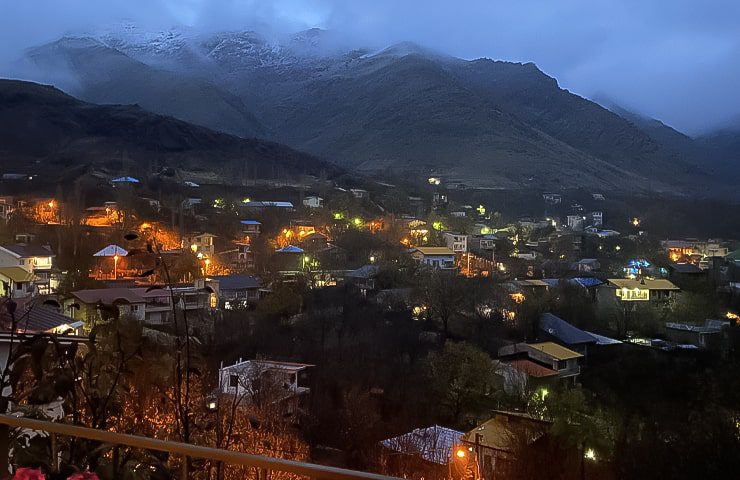 نمایی از خانه های ییلاقی لواسان در شب