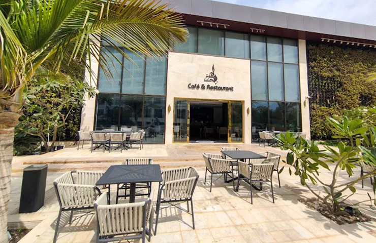 هتل های معروف کیش 4 تصویری از کافه رستوران هتل پالاس در محیط باز با چیدمانی لوکس و جذاب