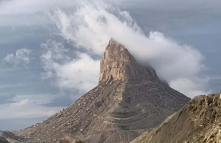 کوه پدری در میان ابرها 