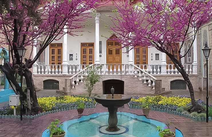حیاط خانه تاریخی مقدم در بهار