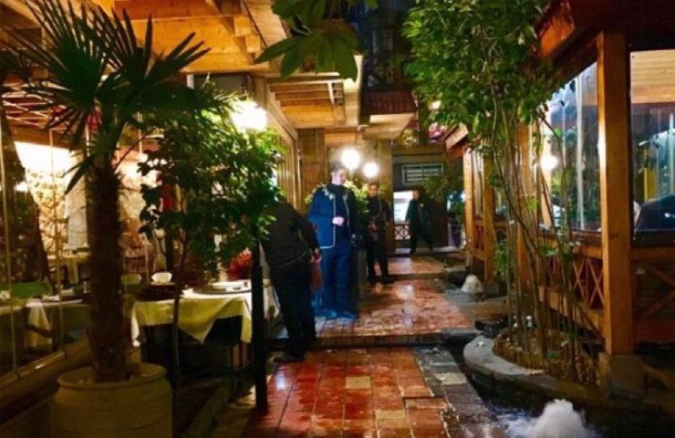 کافه رستوران اس پی یو تهران با فضای باز