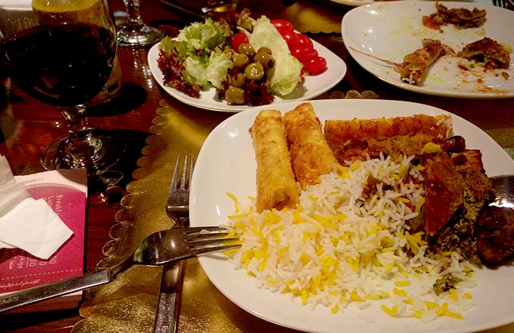 سرو غذا در رستوران برج میلاد 