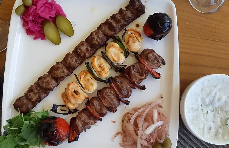 سرو غذای ایرانی در رستوران هتل کوروش کیش 