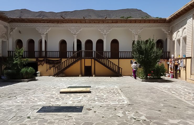 آرامگاه نیما یوشیج از جاذبه های تاریخی نور