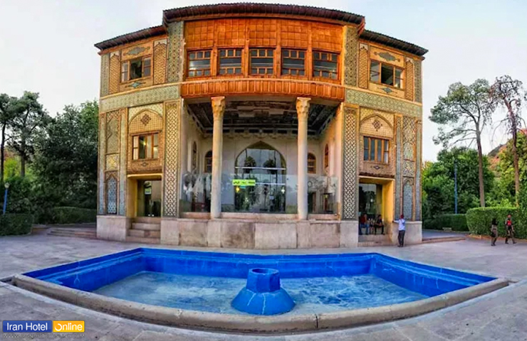 تصویری زیبا از عمارت با شکوه در دل باغ دلگشا شیراز