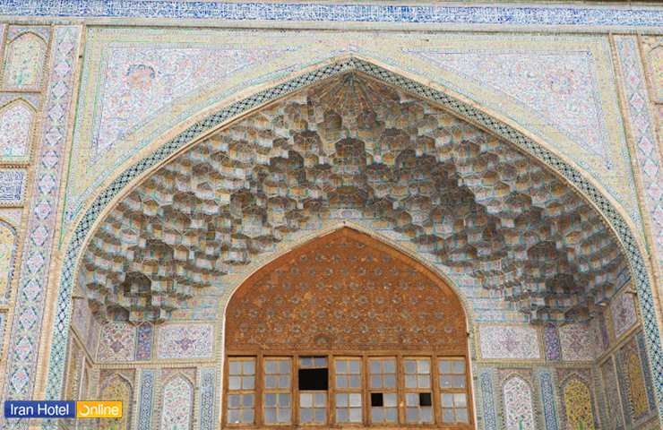 طاق زیبا و پنجره چوبی گنبدی شکل از بخش‌های دیدنی مدرسه خان از جاهای دیدنی شیراز