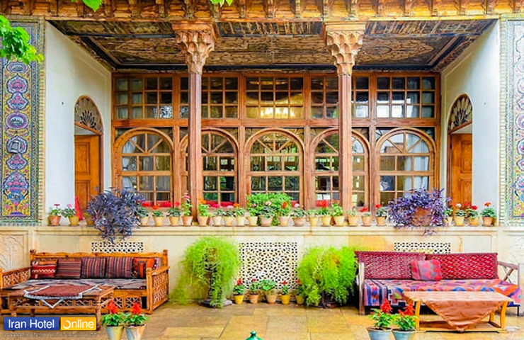 بهار زیبا بر ایوان و عمارت خانه تاریخی منطقی نژاد در شهر شیراز