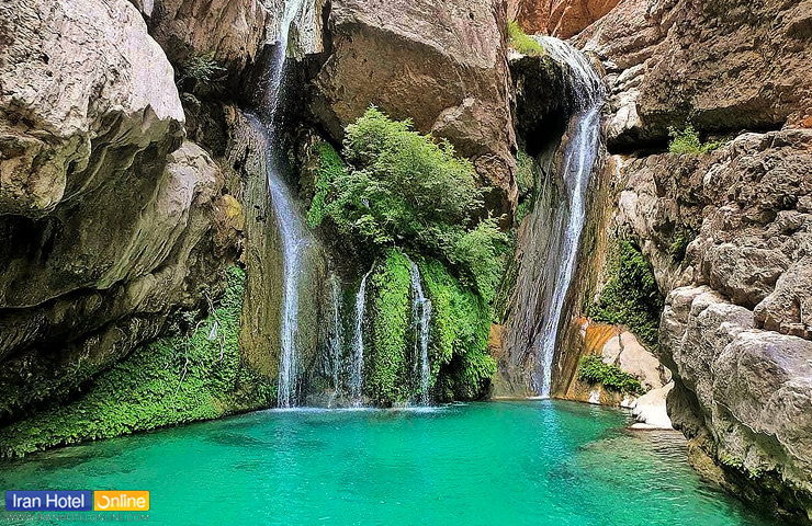 تصویری زیبا از آب های روان از کوه و سرازیر شدن بر حوضچه‌ای طبیعی در تنگه رغز فارس
