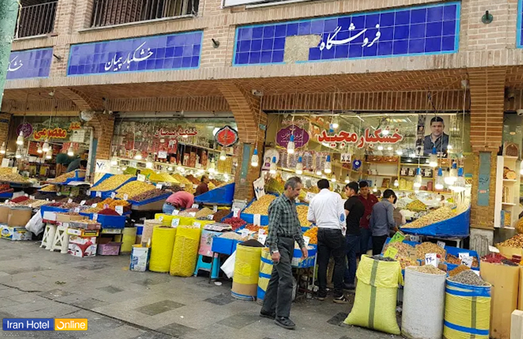 جاهای دیدنی تهران؛ دیدنی های تهران که نباید از دست بدهید! 95 غرفه های آجیل و خشکبار در خیابان اصلی بازار بزرگ و مشتریانی که مشغول خرید هستند
