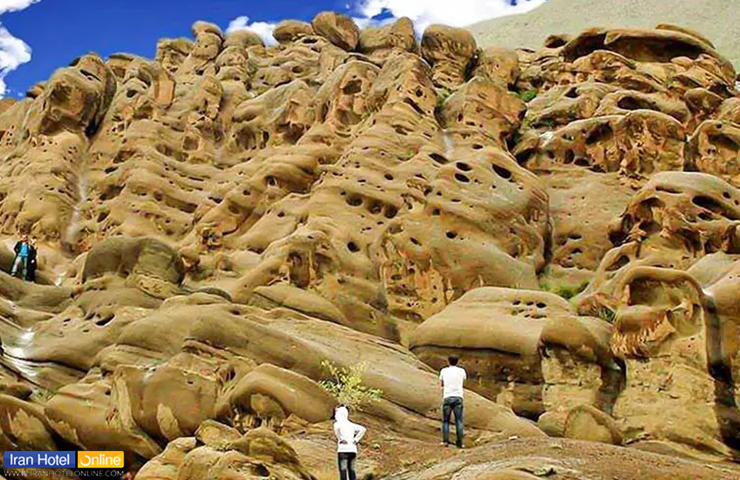جاهای دیدنی تهران؛ دیدنی های تهران که نباید از دست بدهید! 48 دیوارهای سنگی بسیار جذاب وگردشگرانی که در روستای وردیج به تماشای آن ایستادهاند