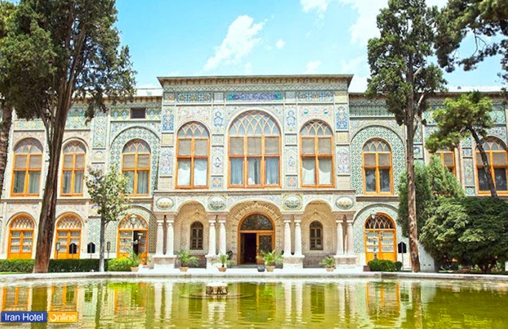 ساختمان کاخ مر مر از نمای بیرون روبروی استخر بزرگ
