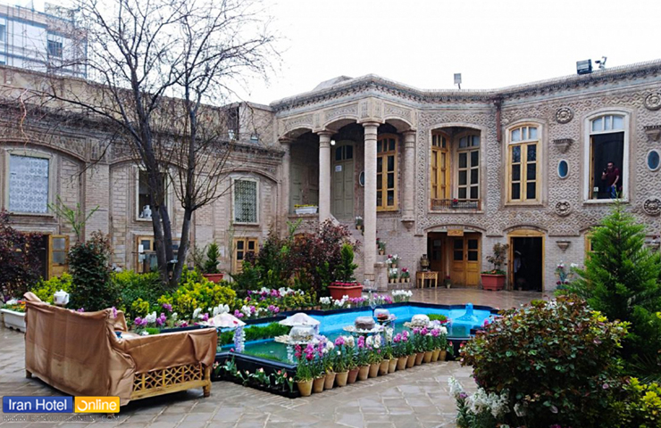 جاهای دیدنی مشهد با عکس و آدرس (+100 مکان دیدنی و تفریحی جدید) 90 زمستان زیبای خانه اردکانی و تصویری زیبا از حوضی که دور آن را با گلهای رنگارنگ پوشاندهاند