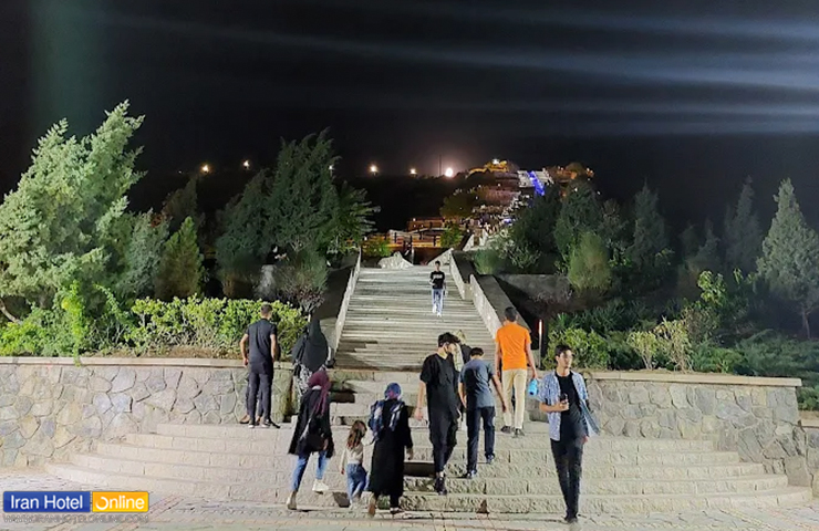 جاهای دیدنی مشهد با عکس و آدرس (+100 مکان دیدنی و تفریحی جدید) 18 گردشگران در پارک پلکانی باباکوهی از جاهای تفریحی و دیدنی مشهد