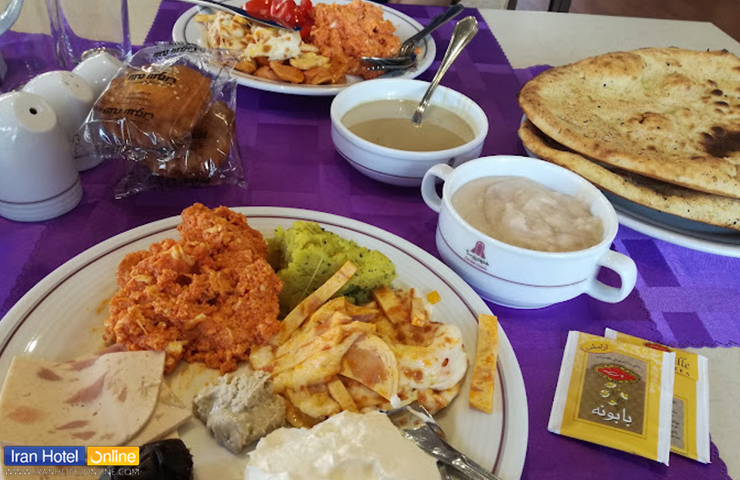 صبحانه هتل صفائیه یزد، صرف خوراکیهای مقوی در محیطی سنتی و اصیل 3 آش، سوپ، حلیم، املت و نان تازه برای وعده صبحانه گرم هتل صفائیه یزد