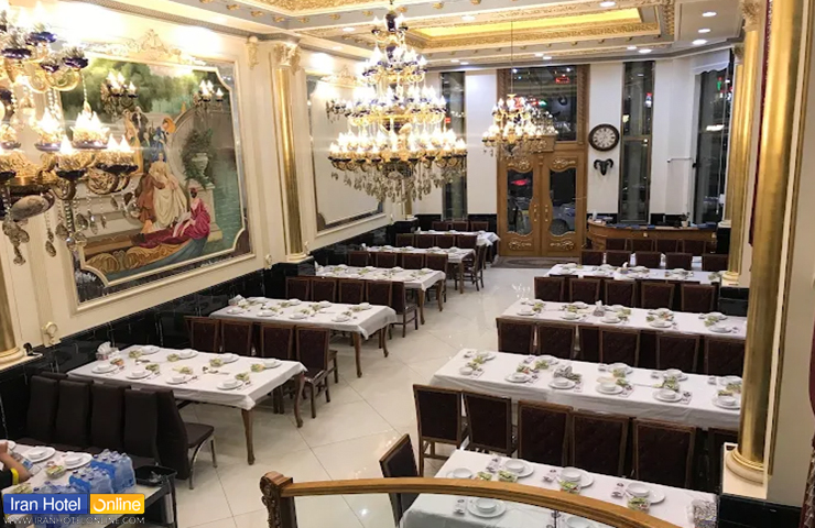 بهترین رستوران های سرعین؛ تجربه چشیدن طعمهای بهشتی 3 فضای داخلی شیک و لوکس رستوران عیوضی سرعین با دکور زیبا